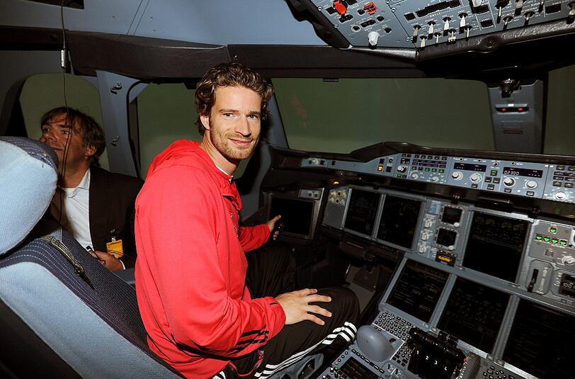 Die DFB-Elf hat sich bei Lufthansa das Cockpit des A-380 angesehen. Die Bilder.