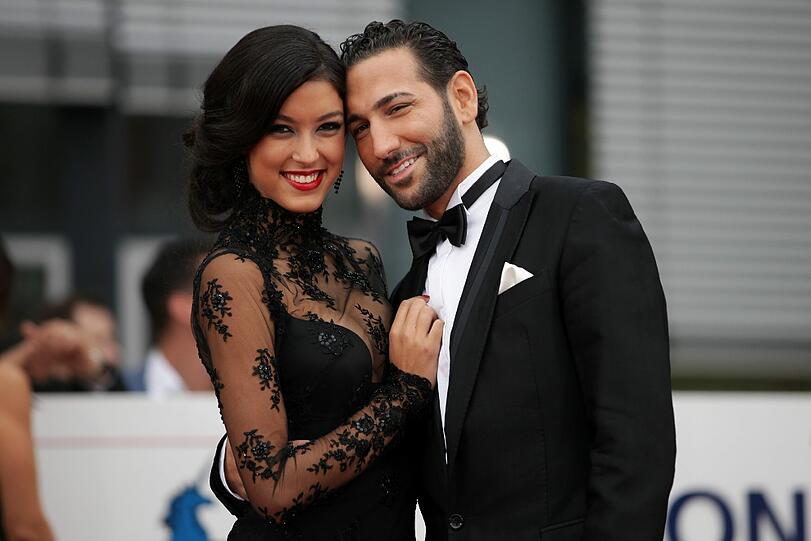 Deutscher Fernsehpreis: Das Model Rebecca Mir und der Tänzer Massimo Sinato auf dem roten Teppich