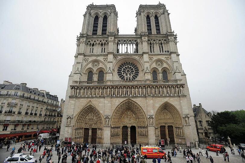 Notre - Dame: Dominique Venner schießt sich am Altar der Kathedrale in den Kopf.