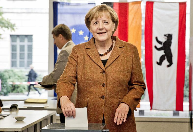 Bundeskanzlerin Angela Merkel (CDU) wirft am 22.09.2013 in Berlin ihren Stimmzettel zur Bundestagswahl 2013 in die Wahlurne.