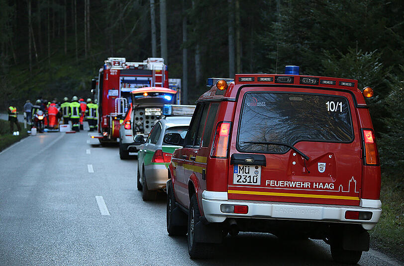 Bilder vom Unfallort in Gars am Inn. Ein Motorradfahrer geriet auf die Gegenfahrbahn und kollidierte mit einem BMW.