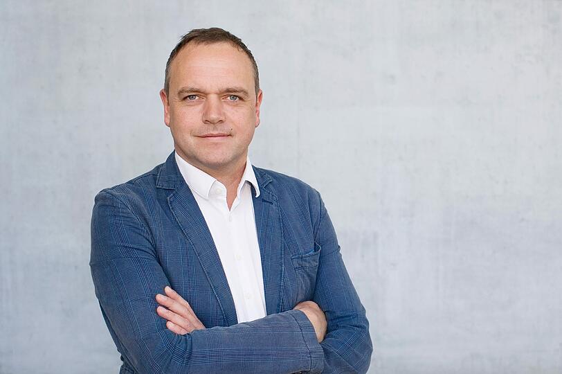 Michael Schilling: Herzerwärmender Herd - Das mit dem Saunabesuch mag eine naheliegende und obendrein gesunde Idee sein, hat am Ende aber einen Haken: Man muss hinterher wieder heim, also hinaus in die Kälte &ndash; die einem, aufgeheizt und immer noch schwitzend, umso eisiger vorkommt.
Mehr Nachhaltigkeit bietet: kochen. Und zwar genau das, was der späte Herbst hergibt. Lauch oder Kohlrabi in Schwitze, so massiv, dass die Fleischpflanzerl fast zur Beilage geraten. Schmeckt übrigens auch Kindern &ndash; was bei anderen Winterfavoriten wie Rosenkohl, Wirsing (auf gebratenem Speck, versteht sich) und geschmortem Weißkohl, ein grandioser Rezept-Import aus dem Norden, nicht immer der Fall ist.
Schnippeln, rühren, kauen &ndash; da wird einem warm ums Herz. Und hinterher muss man nicht mehr in die Kälte, sondern allenfalls in die Horizontale.