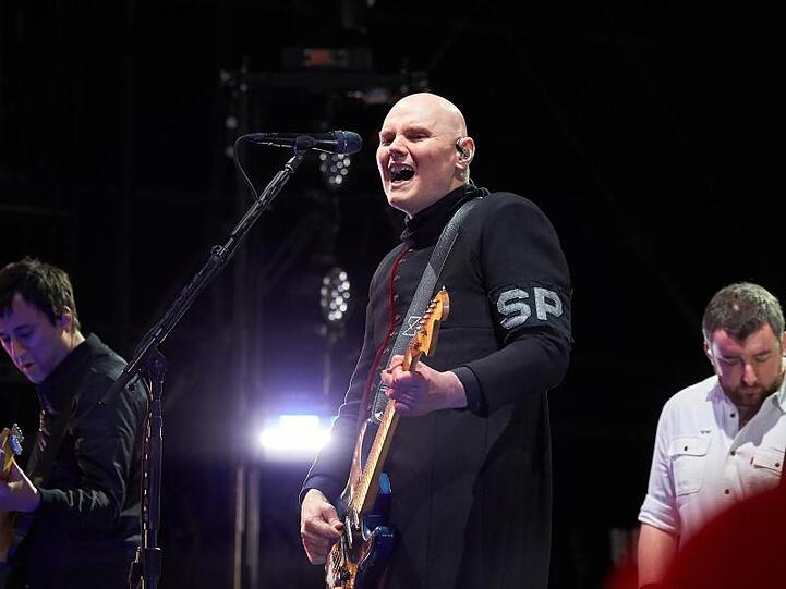 Frontmann Billy Corgan tritt mit der us-amerikanischen Alternative-Rock-Band The Smashing Pumpkins auf der Hauptbühne des Open-Air-Festivals "Rock am Ring" auf.