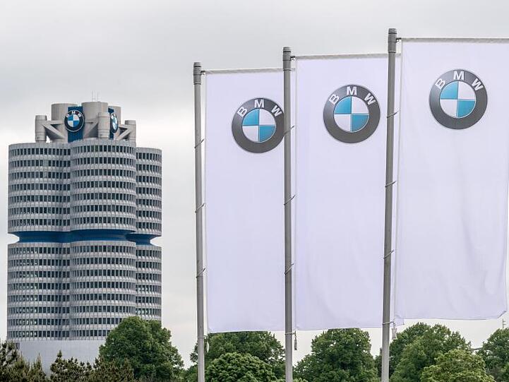 Flaggen mit dem Logo des Münchner Autobauers BMW wehen vor der Olympiahalle.