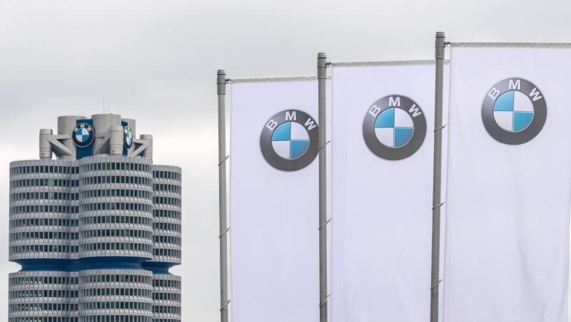 Flaggen mit dem Logo des Münchner Autobauers BMW wehen vor der Olympiahalle. Flaggen mit dem Logo des Münchner Autobauers BMW wehen vor der Olympiahalle.