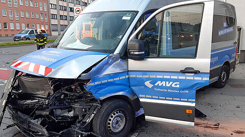 Sowohl der Fahrer des SWM-Transporters als auch die BMW-Fahrerin wurden leicht verletzt.