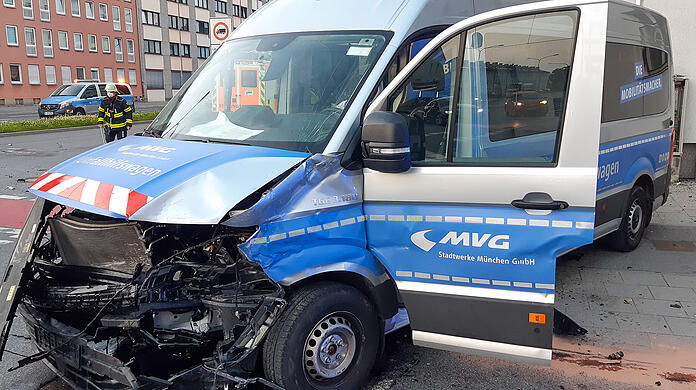 Sowohl der Fahrer des SWM-Transporters als auch die BMW-Fahrerin wurden leicht verletzt.