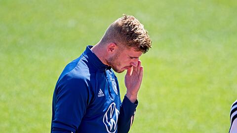 Hat gegen Italien sein 50. Länderspiel: Nationalspieler Timo Werner cremt sich beim Training mit Sonnencreme ein.