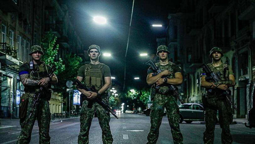 Vier ukrainische Soldaten einer Spezialeinheit patrouillieren in den Straßen Kiews.