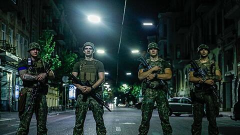 Vier ukrainische Soldaten einer Spezialeinheit patrouillieren in den Straßen Kiews.
