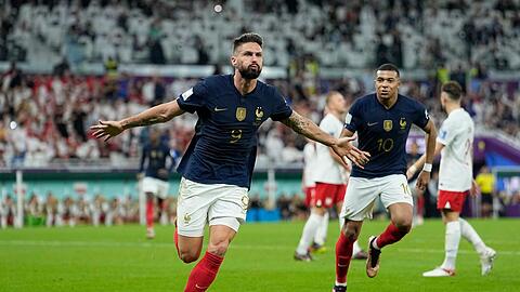 Frankreichs Olivier Giroud (l) jubelt mit Kylian Mbappe nach seiem Führungstreffer zum 1-0.