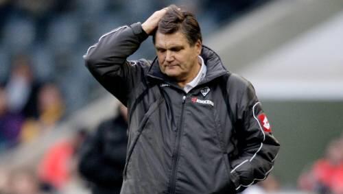 Fordert neue Spieler und gönnt sich ein neues Gebiss: Gladbachs Trainer Hans Meyer räumt auch eigene Fehler ein. Fordert neue Spieler und gönnt sich ein neues Gebiss: Gladbachs Trainer Hans Meyer räumt auch eigene Fehler ein.