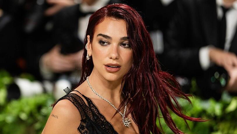 Sängerin Dua Lipa mit soften Grungy Eyes bei der Met Gala 2024. Sängerin Dua Lipa mit soften Grungy Eyes bei der Met Gala 2024.