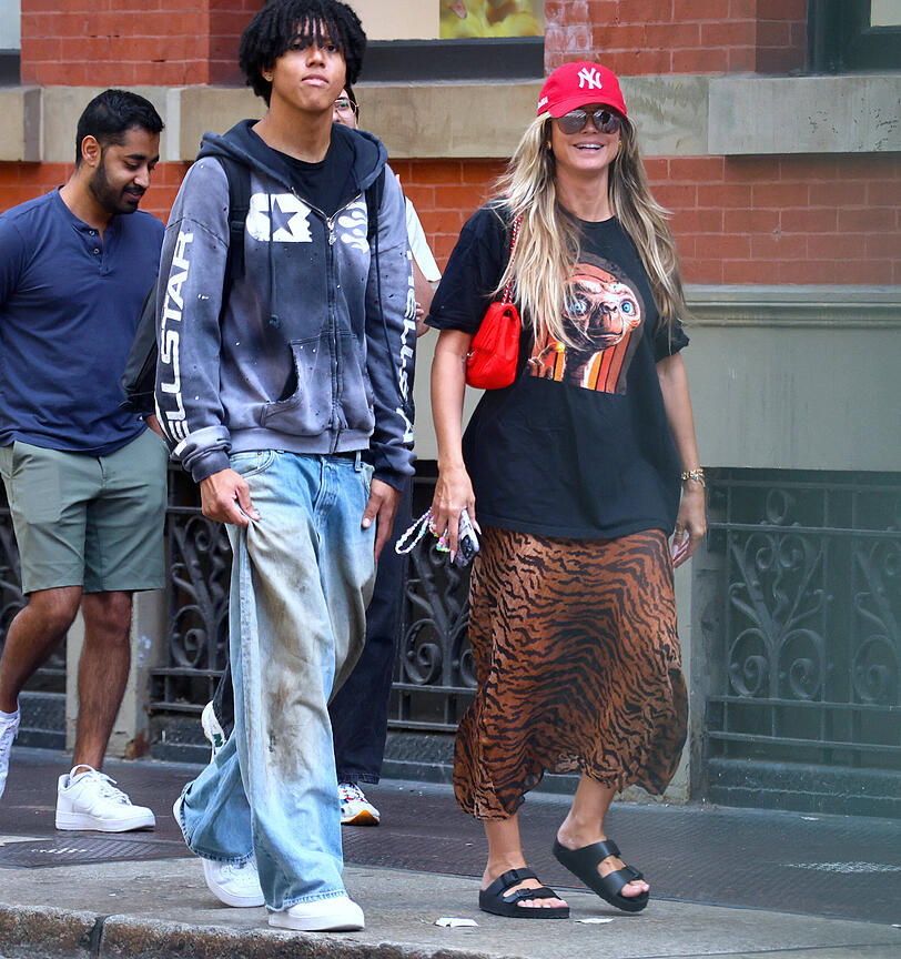 Heidi Klums Sohn Johan ist nach New York City umgezogen. Seine bekannte Mutter half ihm beim Umzug. Heidi Klums Sohn Johan ist nach New York City umgezogen. Seine bekannte Mutter half ihm beim Umzug.