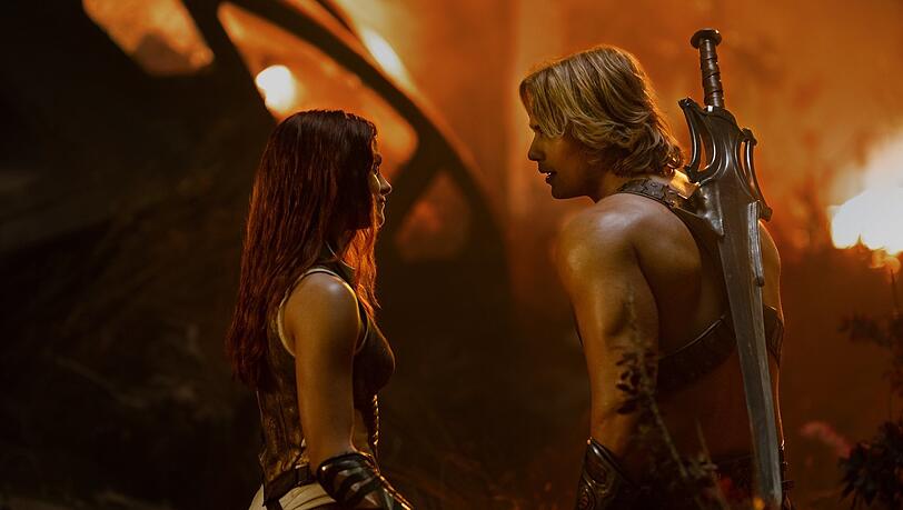 Adam (Nicholas Galitzine) und Teela (Camila Mendes). Adam (Nicholas Galitzine) und Teela (Camila Mendes).