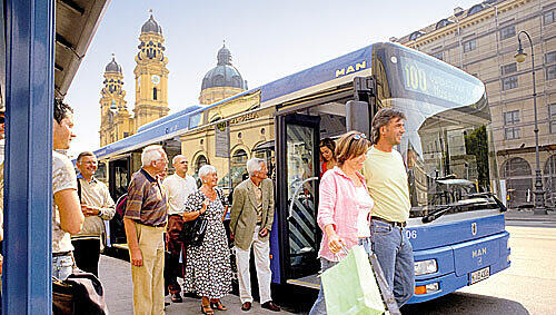 Zu Fuß bis zur nächsten Haltestelle: Ein angeblicher Defekt verursachte Panik in einem Bus. Zu Fuß bis zur nächsten Haltestelle: Ein angeblicher Defekt verursachte Panik in einem Bus.