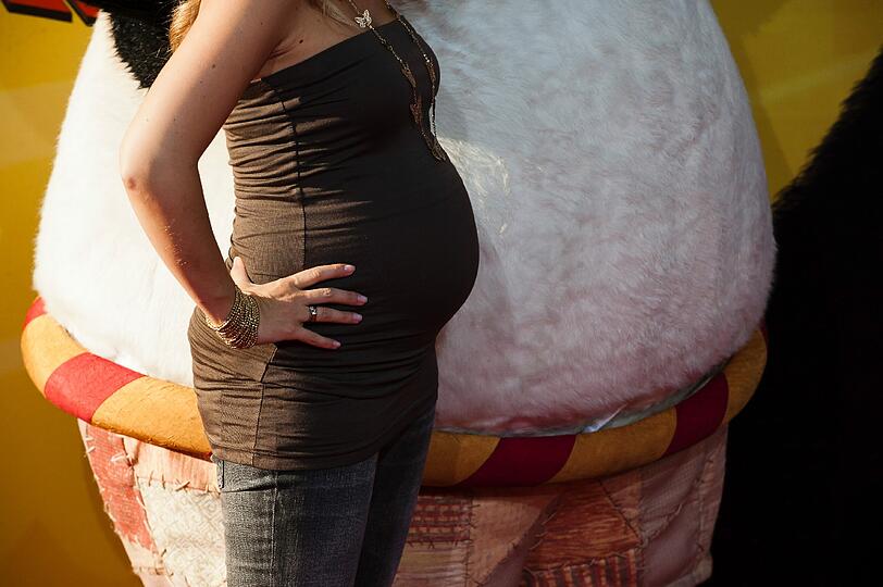 Susan Sideropoulos ist schwanger wie Panda: Auf dem roten Teppich in Berlin präsentiert die Schauspielerin ihren Baby-Bauch. Hape Kerkeling und Jack Black liefern sich einen Kampf für die Fotografen. Die Bilder von der Filpremiere für den Animationsfilm "Kung Fu Panda 2".