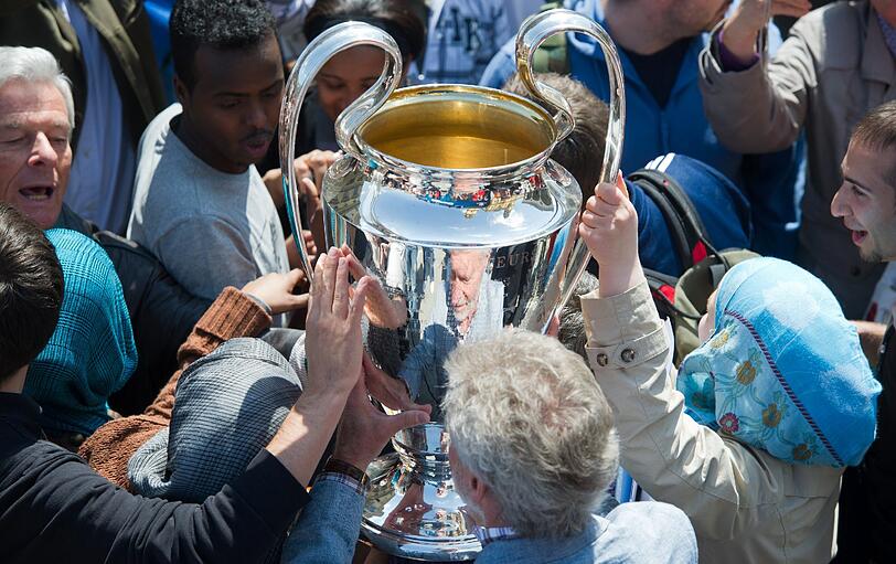 Da ist das Ding! Bei der "Trophy Bus Parade" der UEFA tourt das Objekt der Begierde, der Champions League-Pokal, am Montag gemeinsam mit zahlreichen Promis durch München - sehen Sie hier die Bilder.