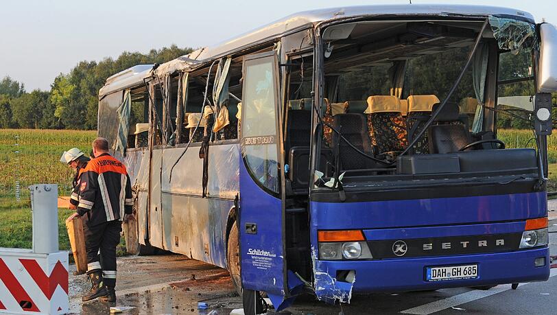 W§ar technisch gesehen in Ordnung: Der Unglücks-Bus von der A92 bei Neufahrn. W§ar technisch gesehen in Ordnung: Der Unglücks-Bus von der A92 bei Neufahrn.