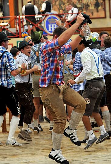 Erschreckend: 24 Alkoholvergiftungen wurden heuer bei Jugendlichen unter 16 festgestellt, die von Sanitätern behandelt wurden.