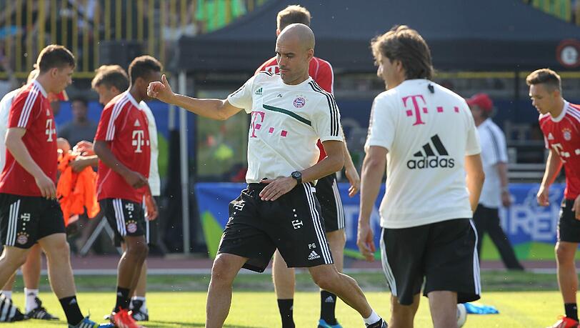 Der Coach mitendrin: Pep Guardiola trainiert mit seiner Mannschaft in Riva.