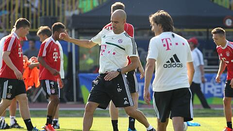 Der Coach mitendrin: Pep Guardiola trainiert mit seiner Mannschaft in Riva.