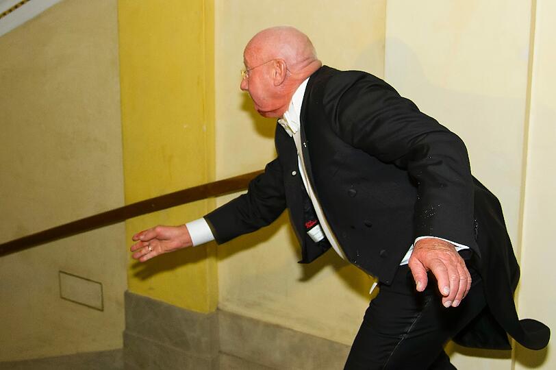Mit blutverschmiertem Hemd ruft er Kerners Entourage noch einmal hinterher.