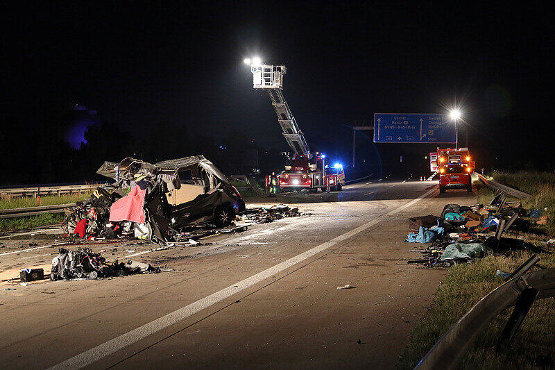 Die Unfallstelle des schweren Busunglücks am 19.07.2014 an der A4 bei Dresden-Neustadt.