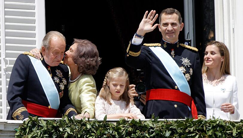19.6.2014: Spanien hat einen neuen König: Nachdem König Juan Carlos (76) Anfang Juni seine Abdankung angekündigt hatte, wird am 19. Juni Kronprinz Felipe als König Felipe VI. vereidigt.