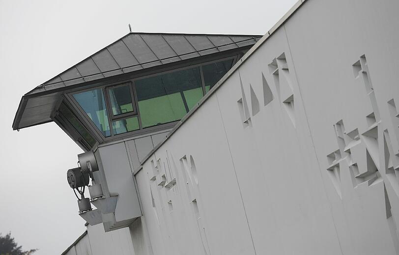 Der Hochsicherheits-Gerichtssaal im Münchner Gefängnis Stadelheim wird voraussichtlich Ende des Jahres fertig.