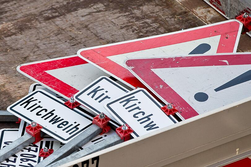 Verkehrsschilder mit dem Hinweis auf eine Kirchweih liegen in Nürnberg auf einem Lkw. Die unterfränkische Gemeinde Kahl am Main wird heuer auf ihre Kirchweih verzichten müssen.