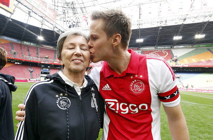 Ajax Amsterdams Niklas Moisander küsst seine Mutter nach dem Spiel gegen Cambuur Leeuwarden.