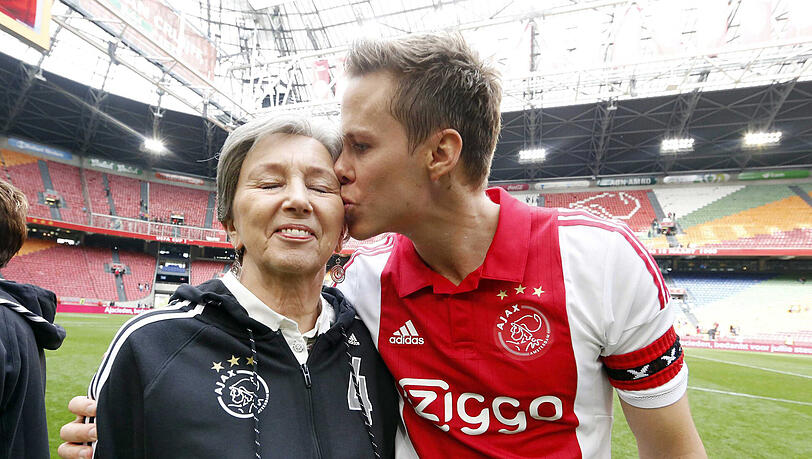 Ajax Amsterdams Niklas Moisander küsst seine Mutter nach dem Spiel gegen Cambuur Leeuwarden. Ajax Amsterdams Niklas Moisander küsst seine Mutter nach dem Spiel gegen Cambuur Leeuwarden.