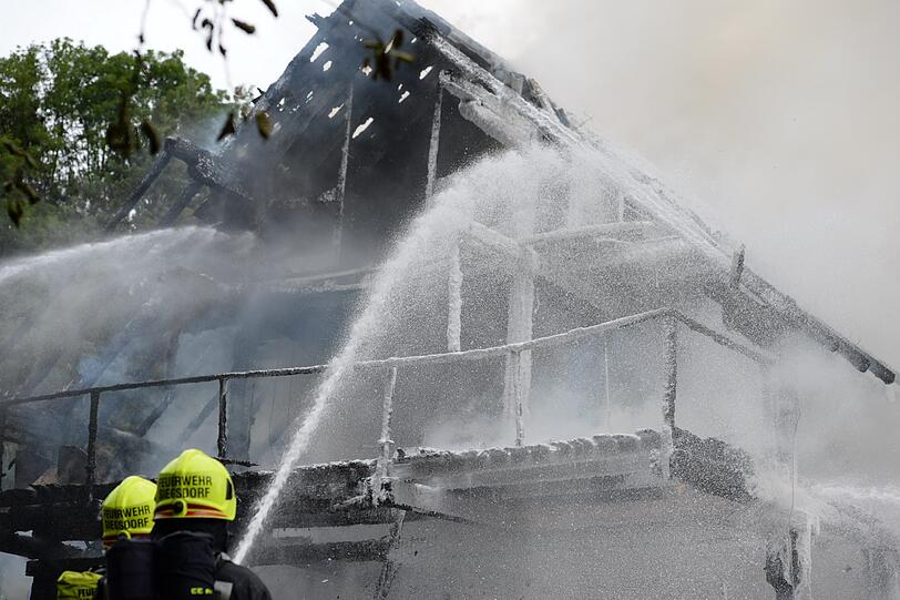 Rund 60 Feuerwehrleute waren bei dem Brand im Einsatz.