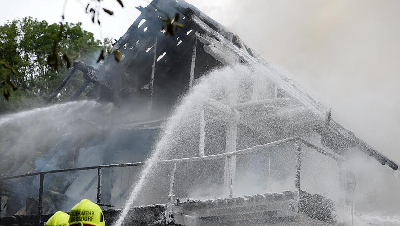 Rund 60 Feuerwehrleute waren bei dem Brand im Einsatz. Rund 60 Feuerwehrleute waren bei dem Brand im Einsatz.