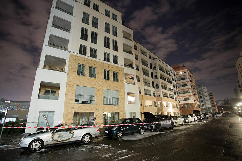 Schwere Randale in Kreuzberg: Vier Autos wurden angezündet.