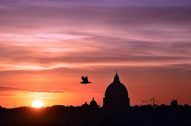 Der Petersdom in Rom bei Abendsonne. Warum nicht hinfliegen?