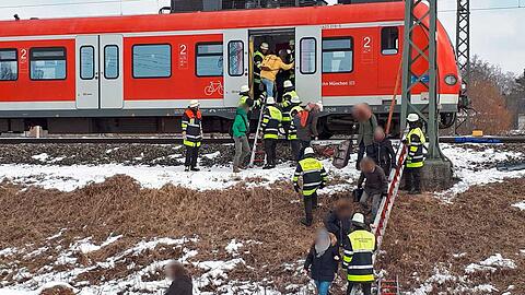 Die Feuerwehr musste anrücken, um die Fahrgäste aus der liegen gebliebenen S-Bahn zu befreien.