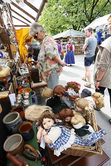 Trödel nicht nur für Trachtler: Viele Münchner besuchten am Wochenende die Auer Dult am Mariahilfplatz