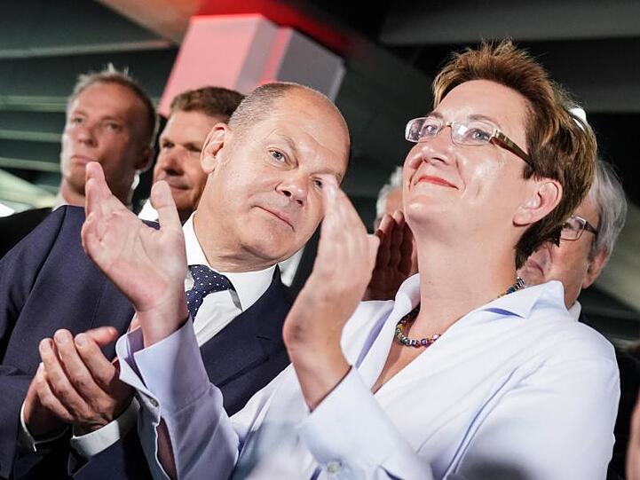 Bundesfinanzminister Olaf Scholz und Landtagsabgeordnete Klara Geywitz verfolgen auf der SPD-Wahlparty die Bekanntgabe erster Ergebnisse.
