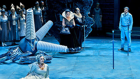 Camilla Nylund (Elsa von Brabant, von links), Petra Lang (Ortrud), Martin Gantner (Friedrich von Telramund) und Klaus Florian Vogt (Lohengrin) mit dem Chor während der Bayreuther Festspiele 2022