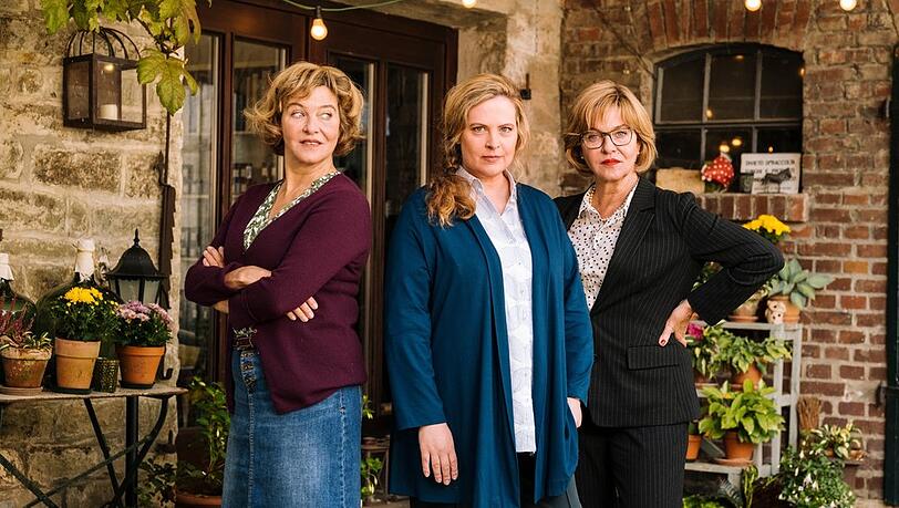 "Meine Mutter gibt es doppelt": Gastronomin Toni Janssen (Diana Amft, M.) mit ihrer Mutter Heidi (Margarita Broich, l.) und Tante Claudia (Margarita Broich, r).