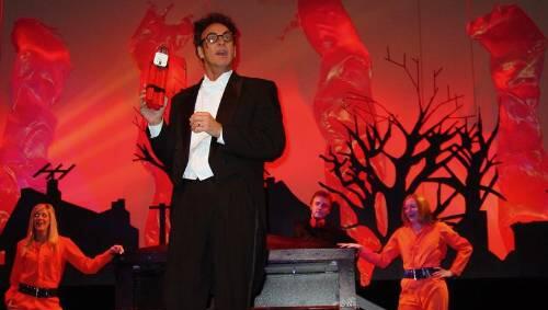 Er bannt das Publikum nicht mit dramatischem Spannungsaufbau, sondern mit Trickts, die gründlich schief gehen - und am Schluss natürlich doch glänzend funktionieren: Ed Alonzo ist der Zeremonienmeister bei der Illusionsshow "Magic". Er bannt das Publikum nicht mit dramatischem Spannungsaufbau, sondern mit Trickts, die gründlich schief gehen - und am Schluss natürlich doch glänzend funktionieren: Ed Alonzo ist der Zeremonienmeister bei der Illusionsshow "Magic".