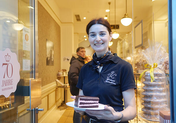 Jede Menge süße Köstlichkeiten gibt es im Café Kreutzkamm in der Maffaistraße. Und es gibt sie auch vegan: wie zum Beispiel in Form einer feinen Schoko-Himbeertorte. Jede Menge süße Köstlichkeiten gibt es im Café Kreutzkamm in der Maffaistraße. Und es gibt sie auch vegan: wie zum Beispiel in Form einer feinen Schoko-Himbeertorte.