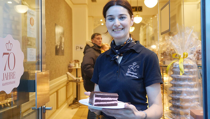 Jede Menge süße Köstlichkeiten gibt es im Café Kreutzkamm in der Maffaistraße. Und es gibt sie auch vegan: wie zum Beispiel in Form einer feinen Schoko-Himbeertorte. Jede Menge süße Köstlichkeiten gibt es im Café Kreutzkamm in der Maffaistraße. Und es gibt sie auch vegan: wie zum Beispiel in Form einer feinen Schoko-Himbeertorte.