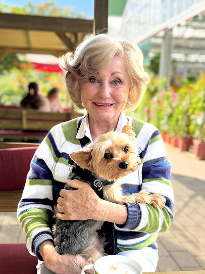 Margot Hellwig freut sich über ihren neuen Yorkshire-Terrier Bruno. Margot Hellwig freut sich über ihren neuen Yorkshire-Terrier Bruno.