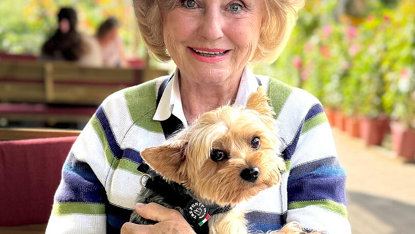 Margot Hellwig freut sich über ihren neuen Yorkshire-Terrier Bruno. Margot Hellwig freut sich über ihren neuen Yorkshire-Terrier Bruno.