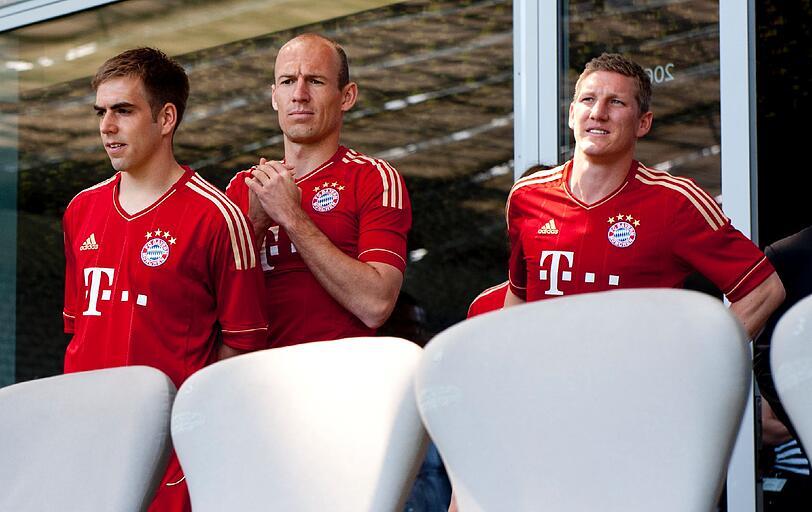 Goldenen Zeiten brechen beim FC Bayern an: Das neue Heimtrikot des Rekordmeisters kommt in rot und gold daher. Die Bilder der Präsentation aus der Allianz Arena