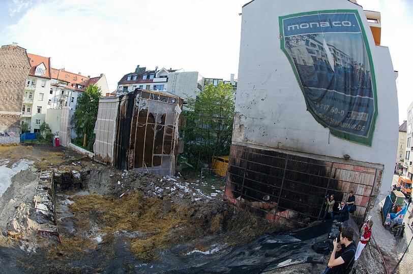 Schwabing am Tag nach der Bombensprengung: Die Spuren der Detonation sind deutlich zu erkennen. Im Laufe des Vormittags werden die Schäden an den Gebäuden der Umgebung erfasst.