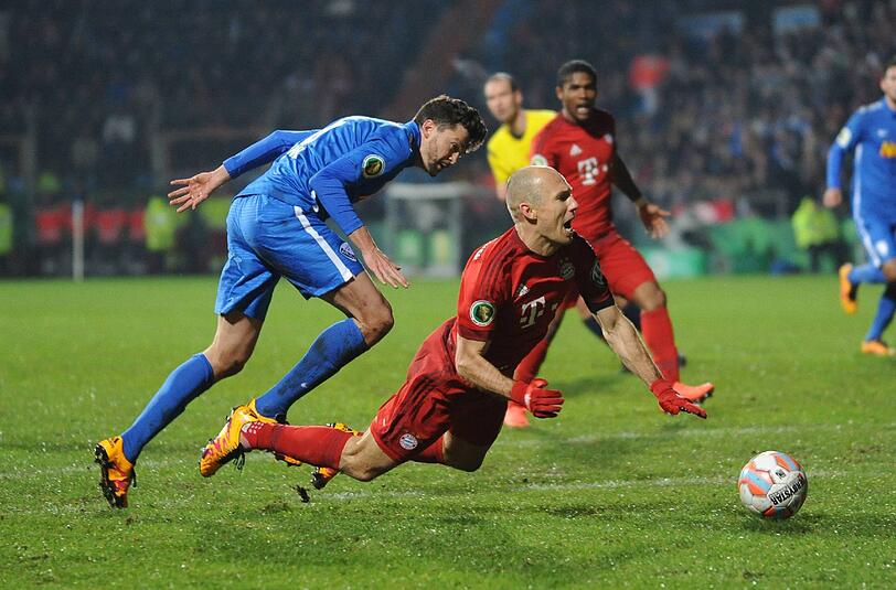 Für dieses Foul an Arjen Robben (r.) hat Jan Simunek vom VfL Bochum die rote Karte gesehen.